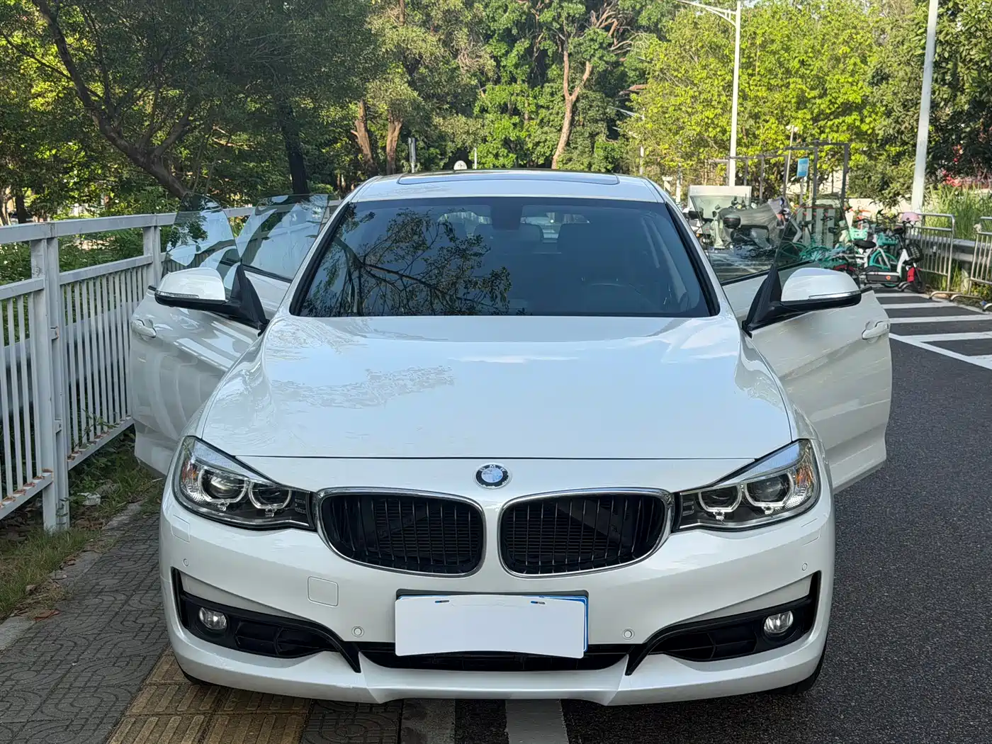 BMW 3 Series GT 2013 Model 320i Leading фото 9