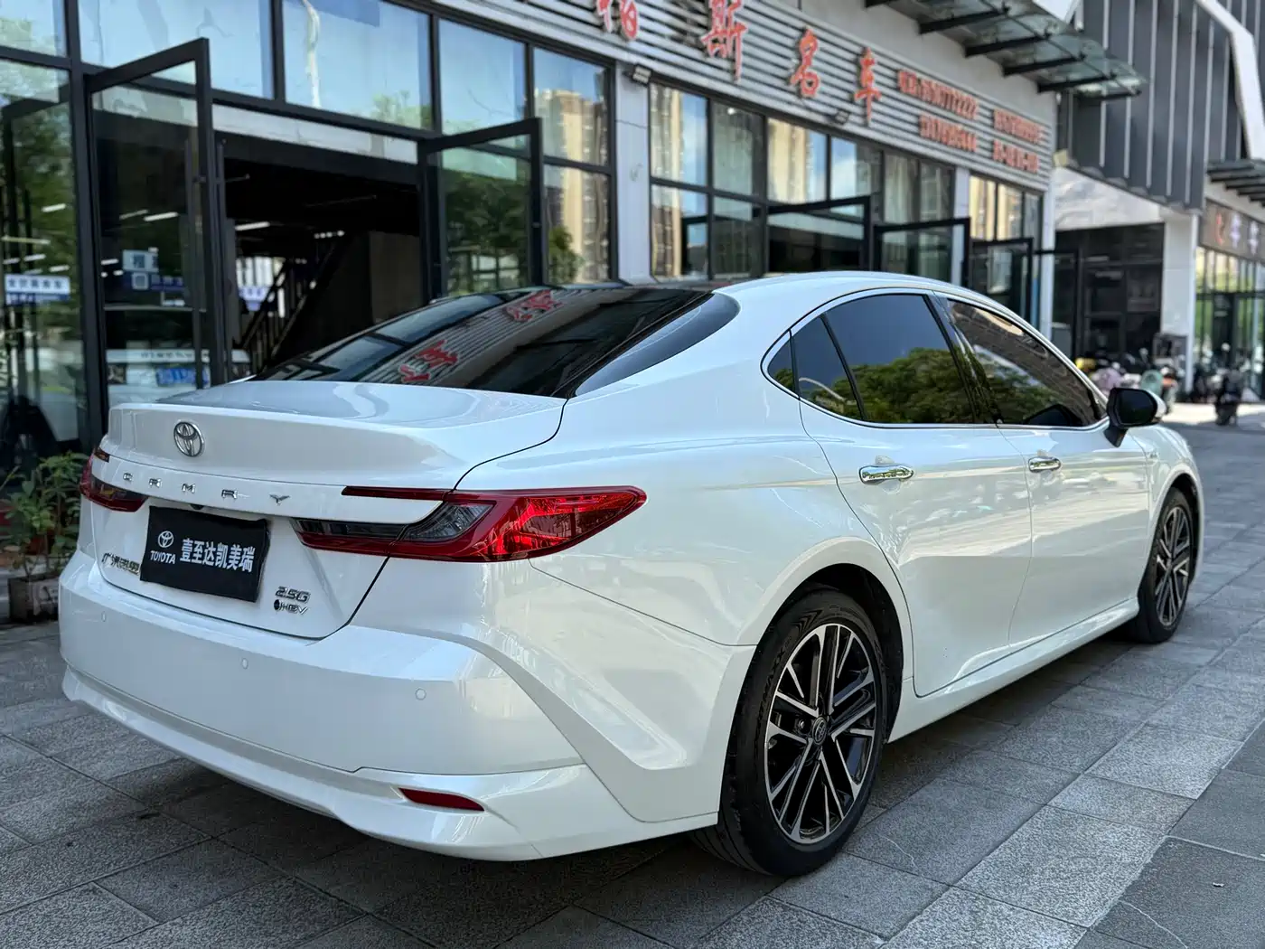 Toyota Camry 2024 Hybrid 2.5HG Premium Edition фото 6