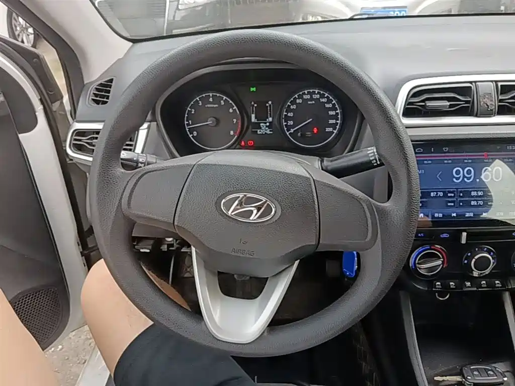 Hyundai Verna 2017 1.4L Manual Renewal Edition China VI фото 11