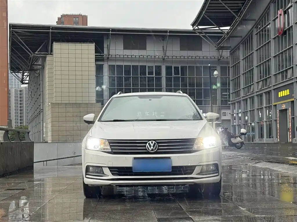 Volkswagen Lavida Tour 2015 1.6L Automatic Comfort Edition фото 3