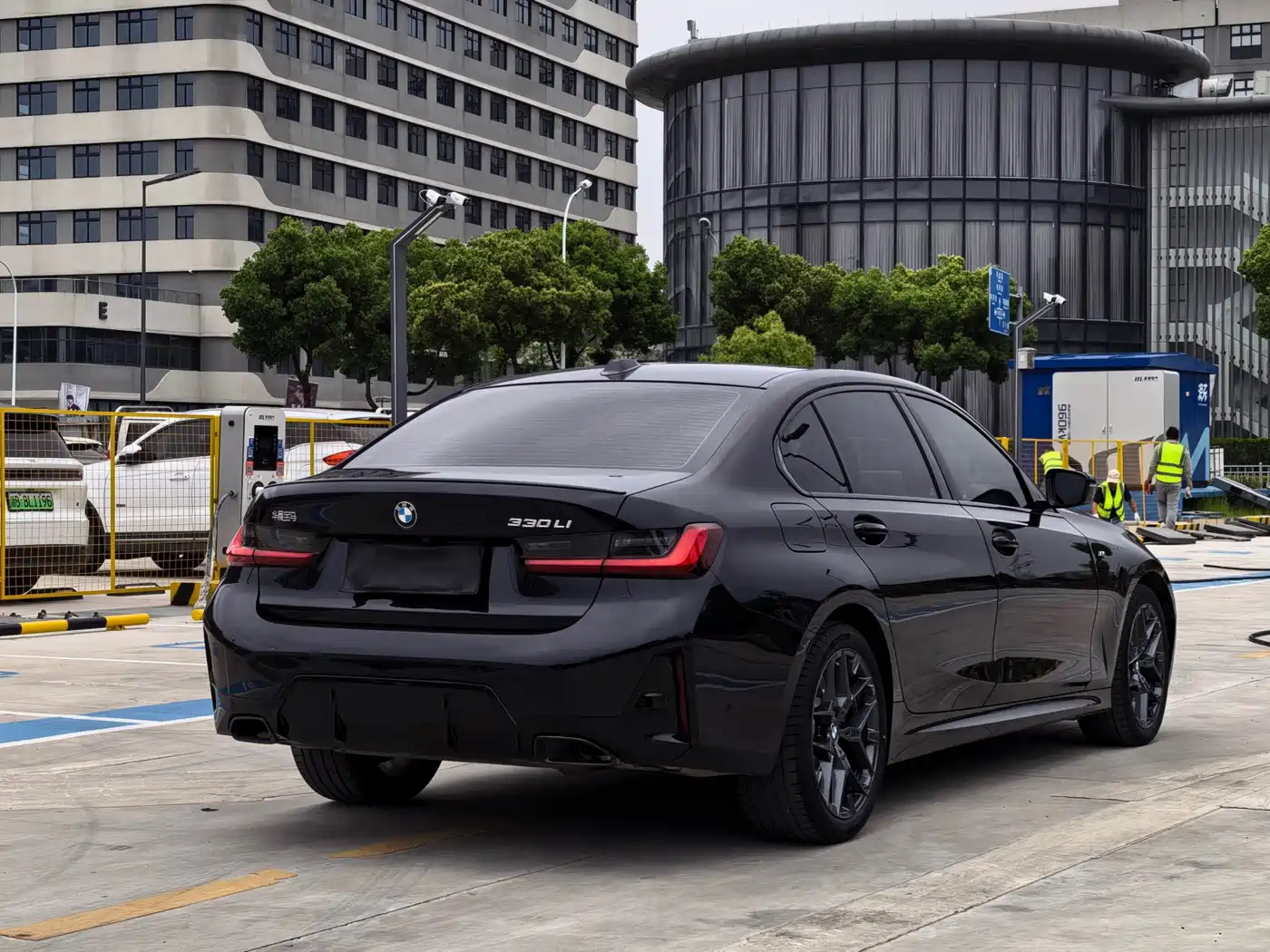 BMW 3 Series 2025 330Li Premium M Sport Night Edition фото 15