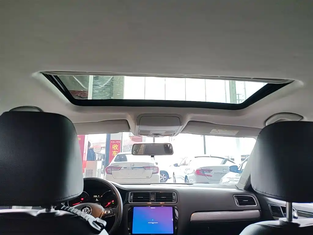 Volkswagen Sagitar 2017 230TSI Automatic Comfort фото 18