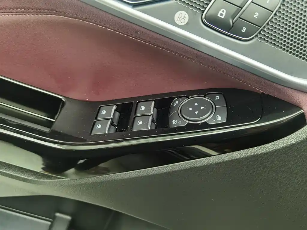 Photo 9 - Ford Explorer