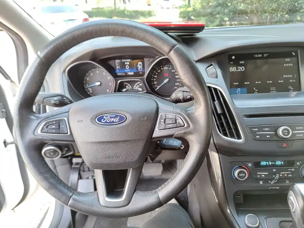 Фото 10 - Ford Focus