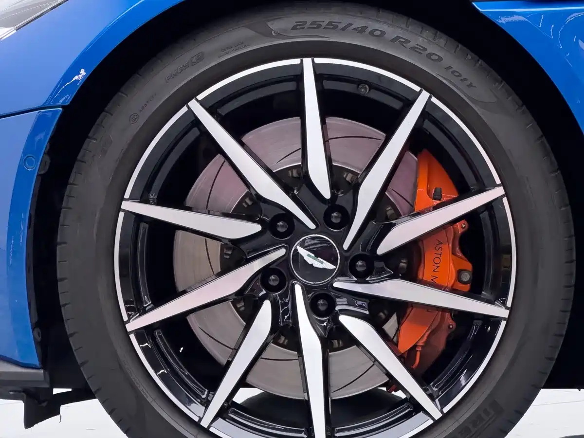 Фото 8 - Aston Martin DB11