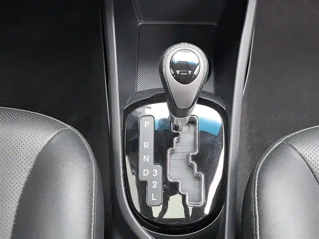 Kia K2 2012 Sedan 1.6L AT Premium Commemorative Edition фото 13