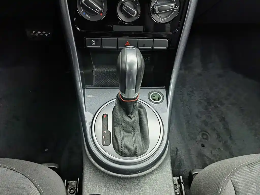 Volkswagen Beetle 2018 180TSI Easy Joy Edition фото 13