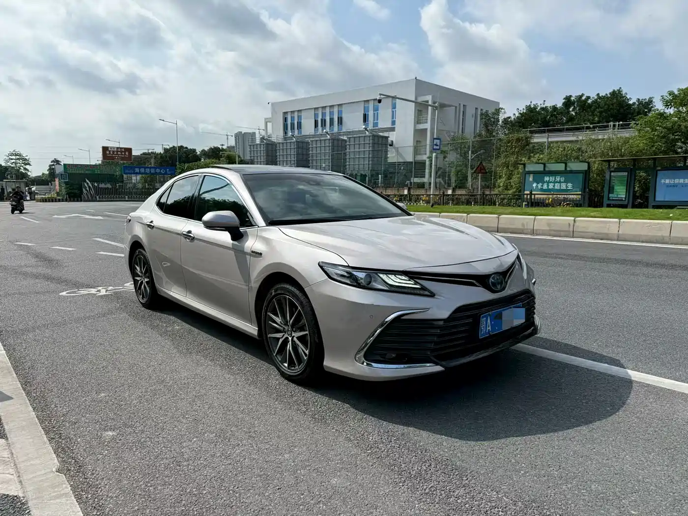 Toyota Camry 2021 Hybrid 2.5HG Luxury Edition фото 2