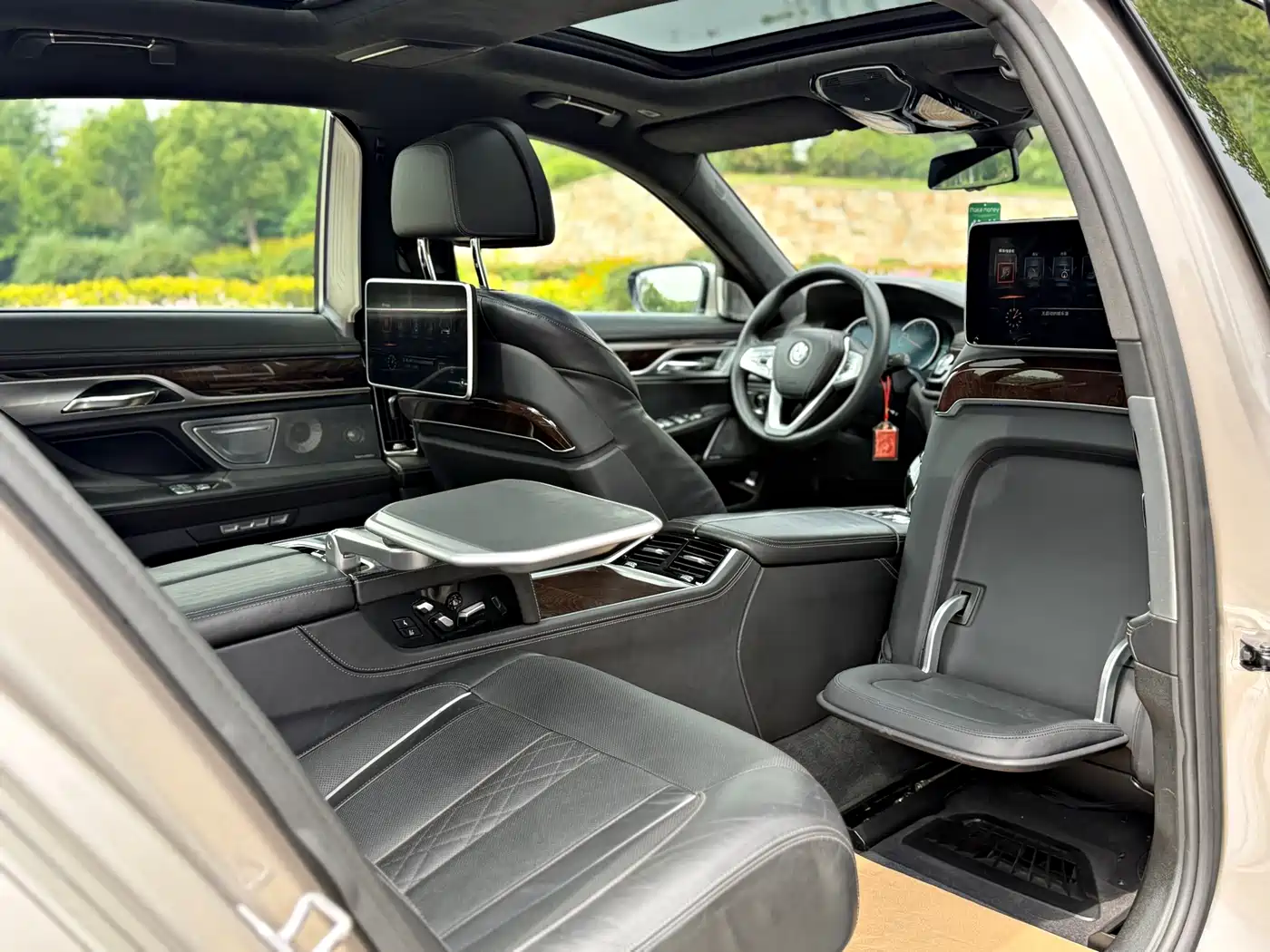 BMW 7 Series 2016 750Li xDrive 4-Seater фото 12