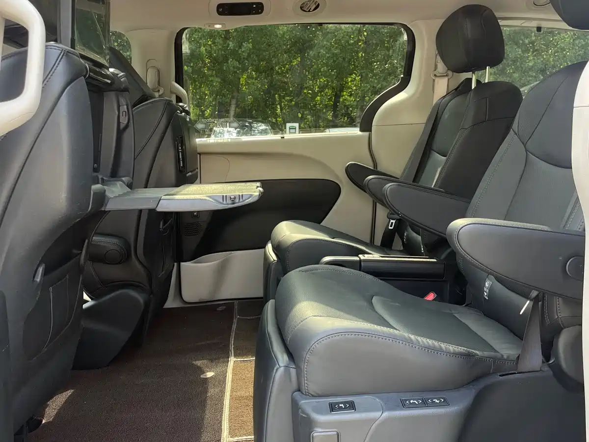 Chrysler Grand Voyager (Import) 2017 3.6L Premium Edition фото 12