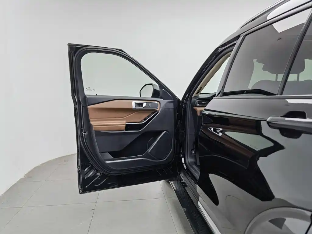 Фото 8 - Ford Explorer