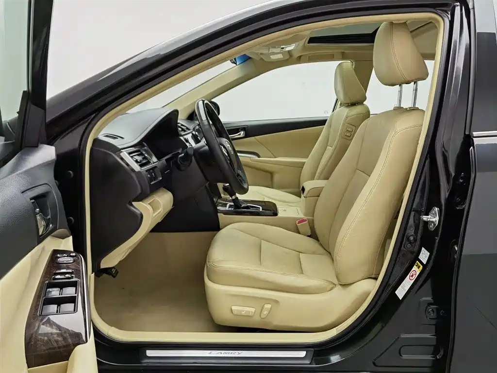 Toyota Camry 2016 2.0G 10th Anniversary Leading Edition фото 10