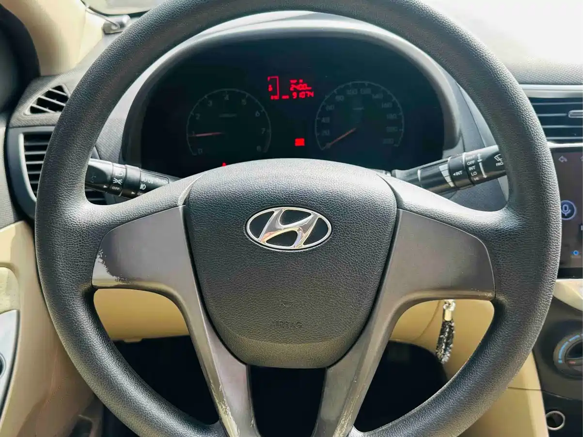 Hyundai Verna 2014 1.4L Manual Smart GLS фото 15