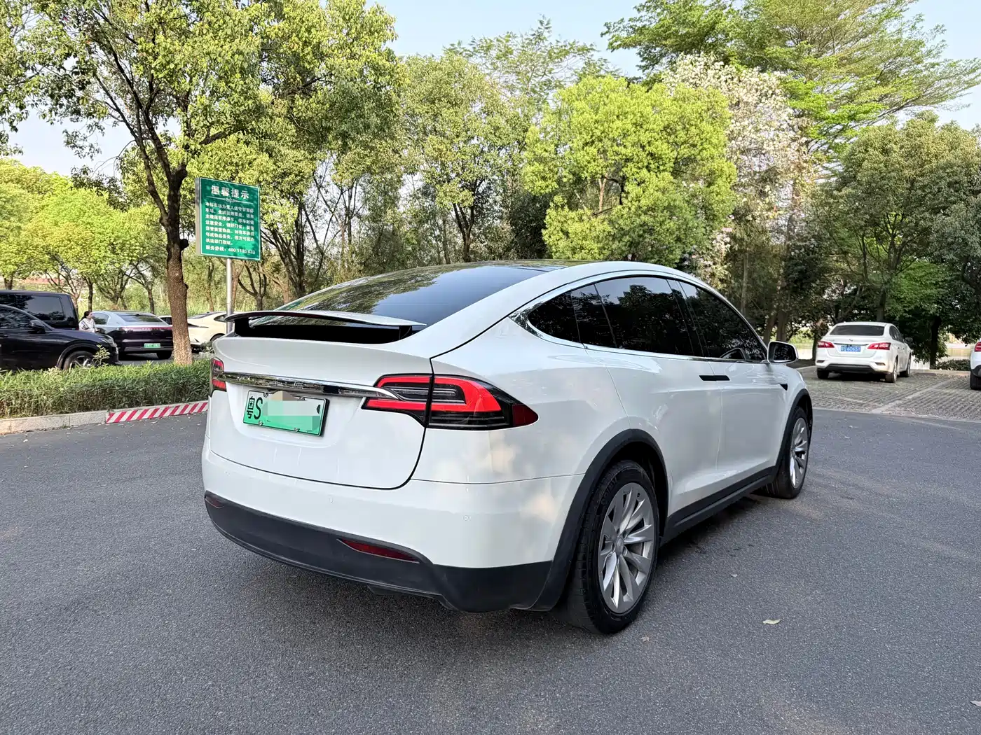 TESLA MODEL X