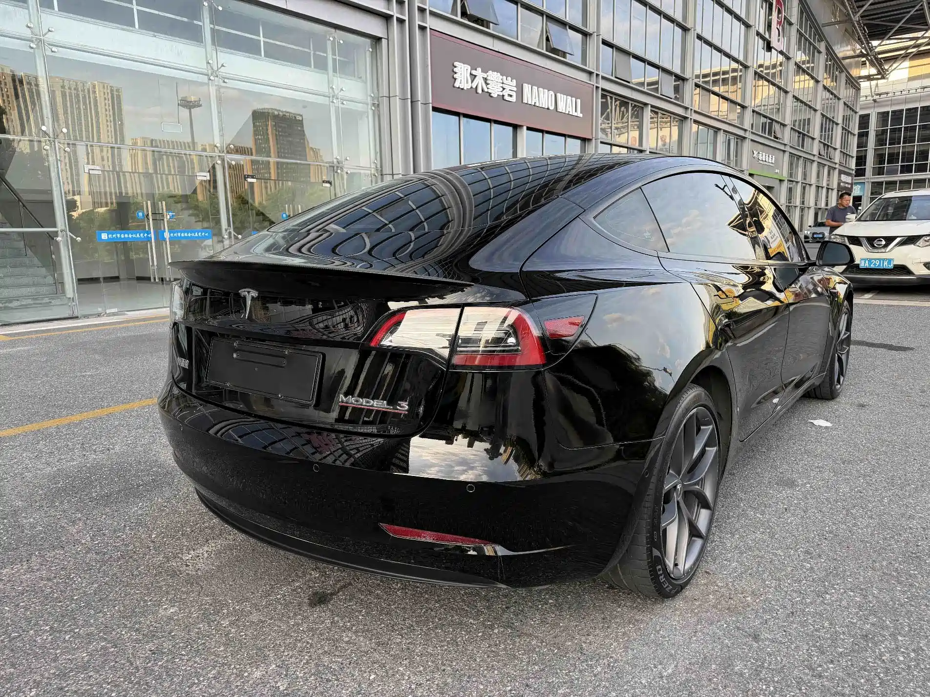 Фото 10 - Tesla Model 3