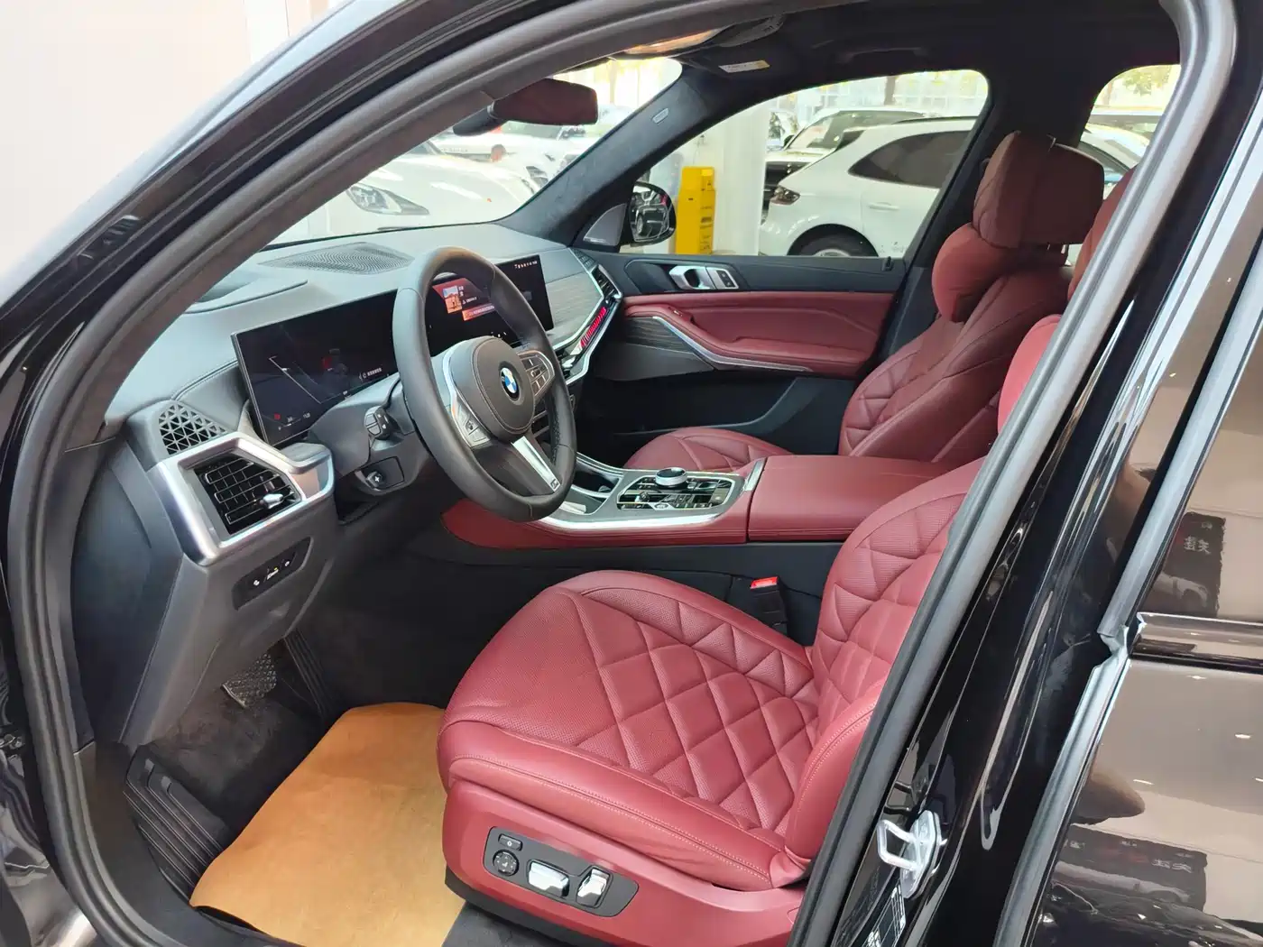 BMW X5 2025 Model xDrive 40Li M Sport Blackout Package фото 3