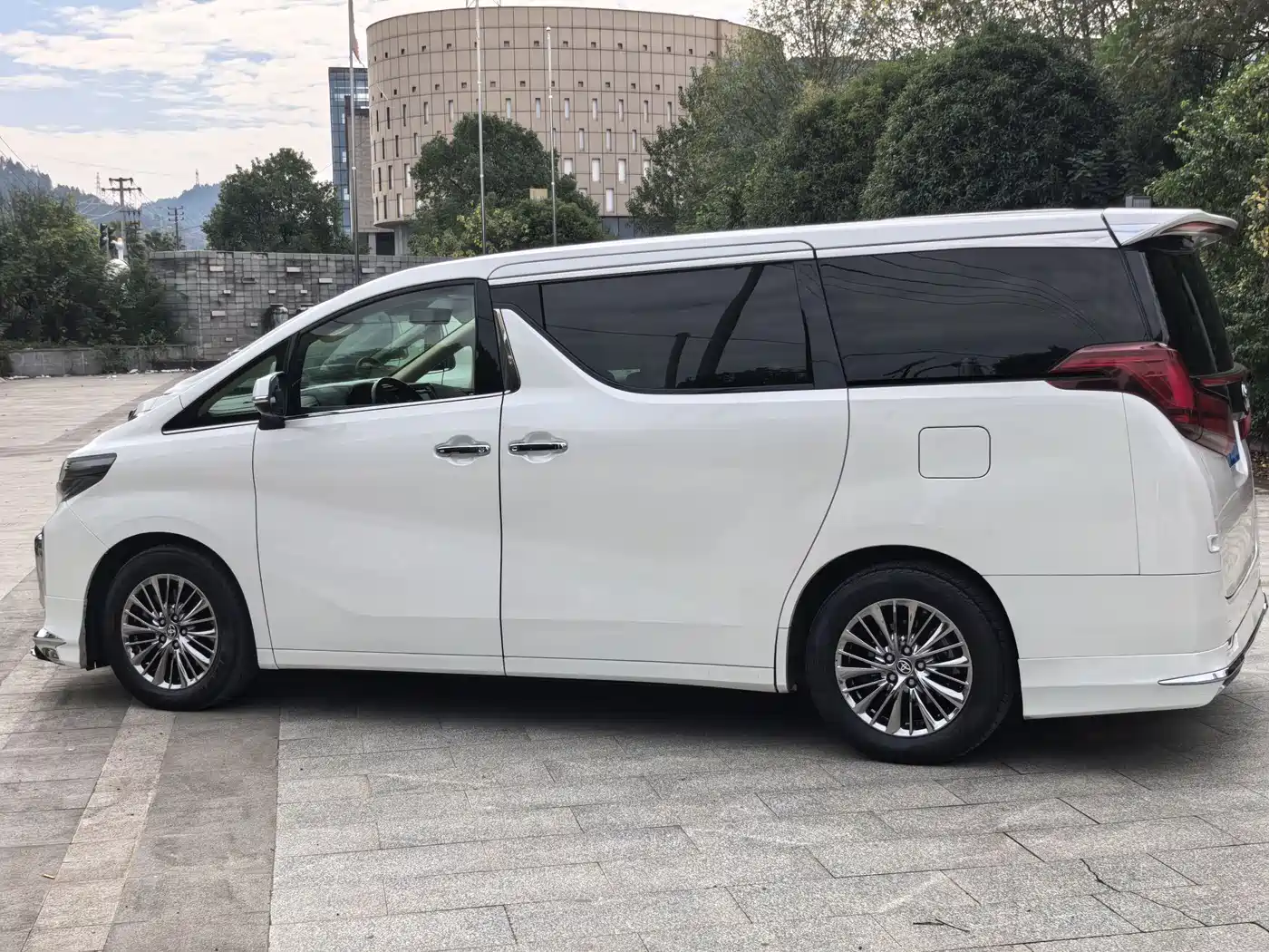 Toyota Alphard 2019 Hybrid 2.5L Premium Edition фото 3
