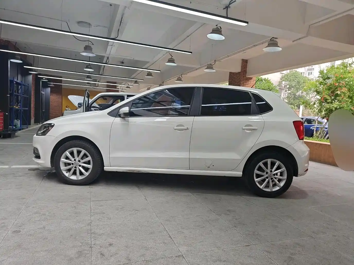 Volkswagen Polo 2014 1.6L Automatic Luxury Edition фото 2
