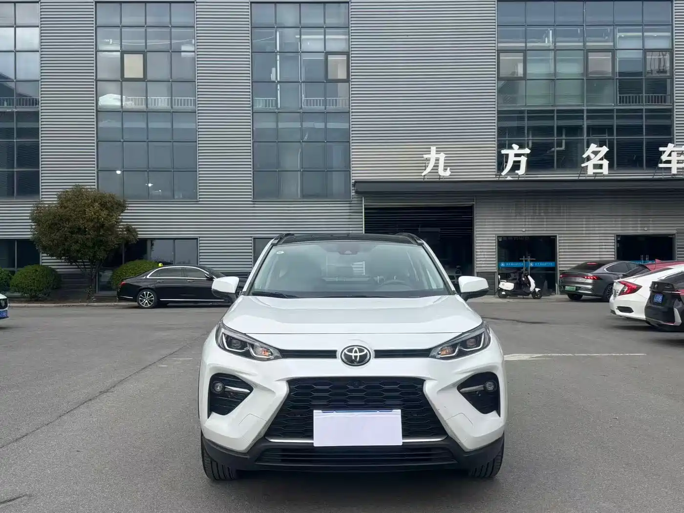 Toyota Wildlander 2023 2.0L CVT AWD Luxury PLUS фото 2