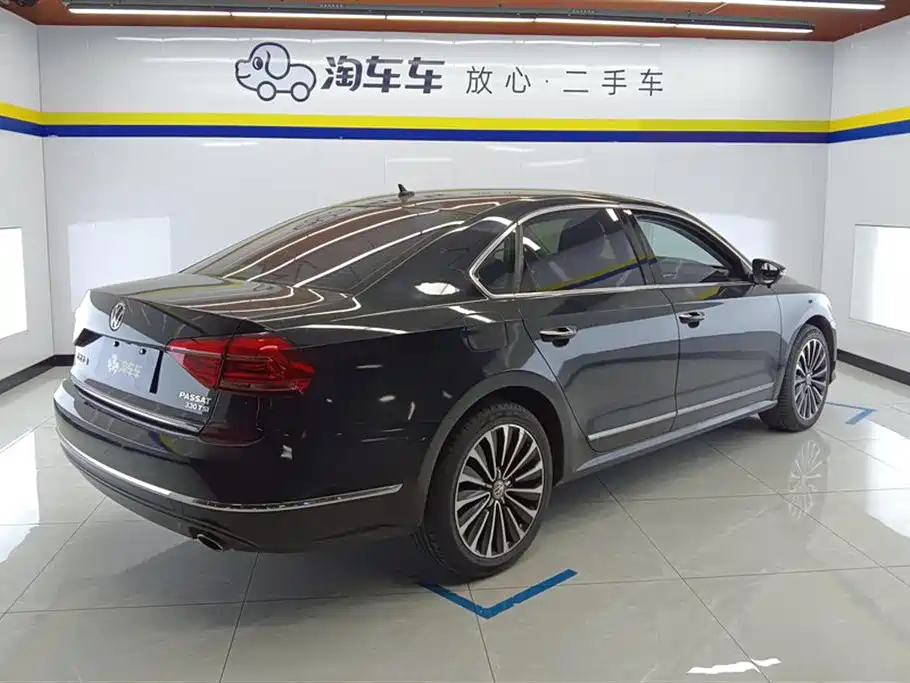 Volkswagen Passat 2017 330TSI DSG Luxury фото 3