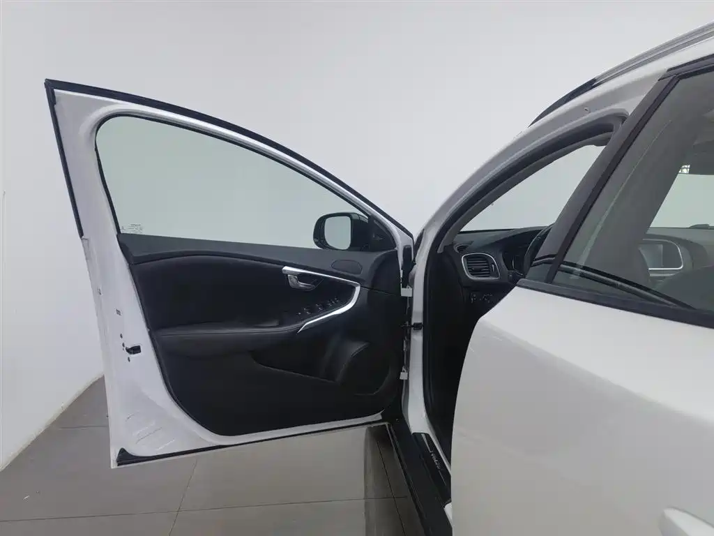Фото 8 - Volvo V40