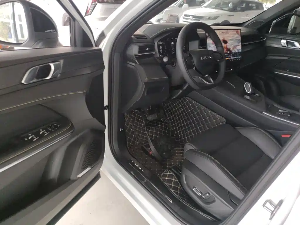 Photo 12 - Lynk & Co 01