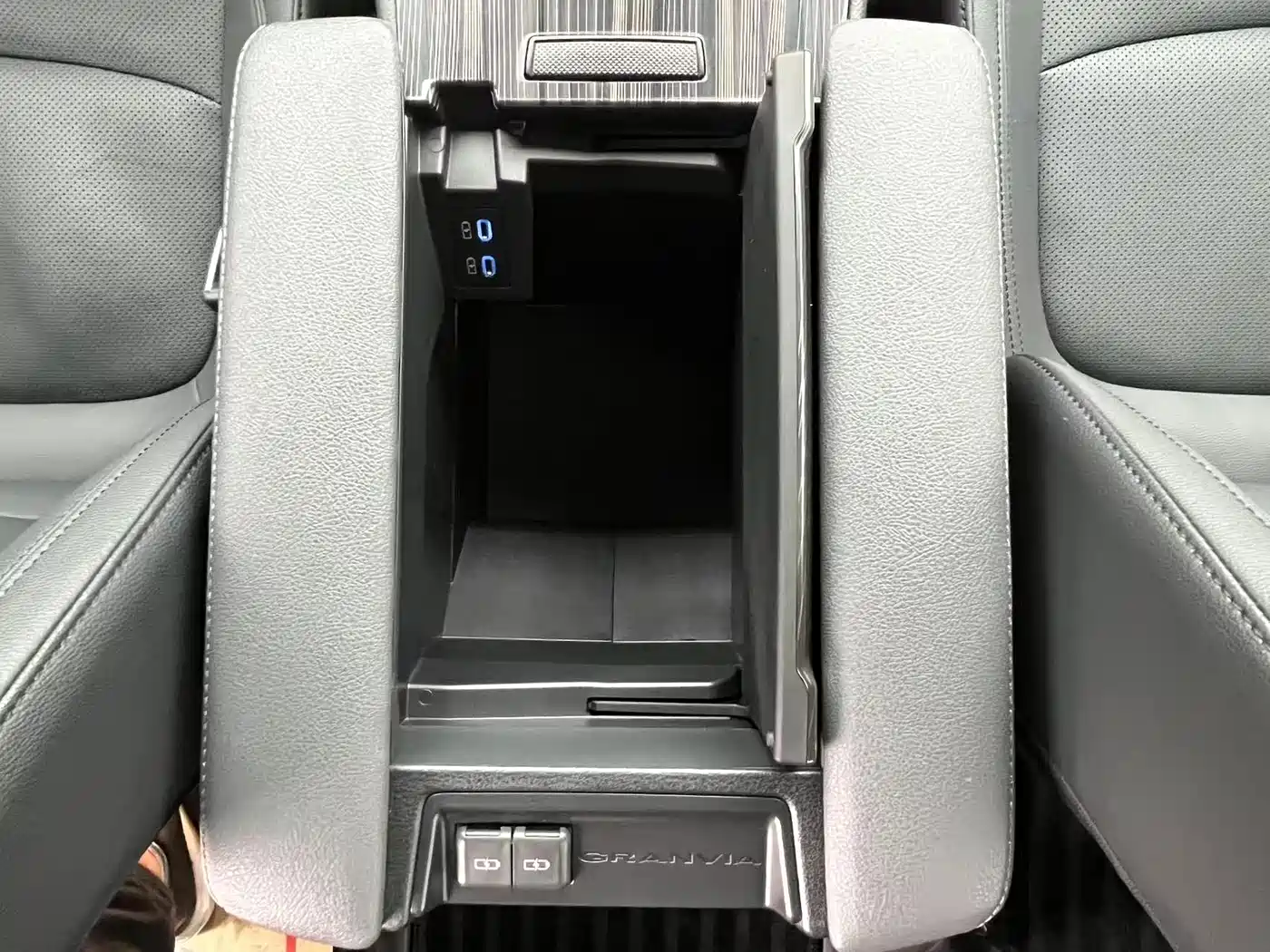 Toyota Granvia 2022 Model Year 2.5L Hybrid Flagship Edition фото 21