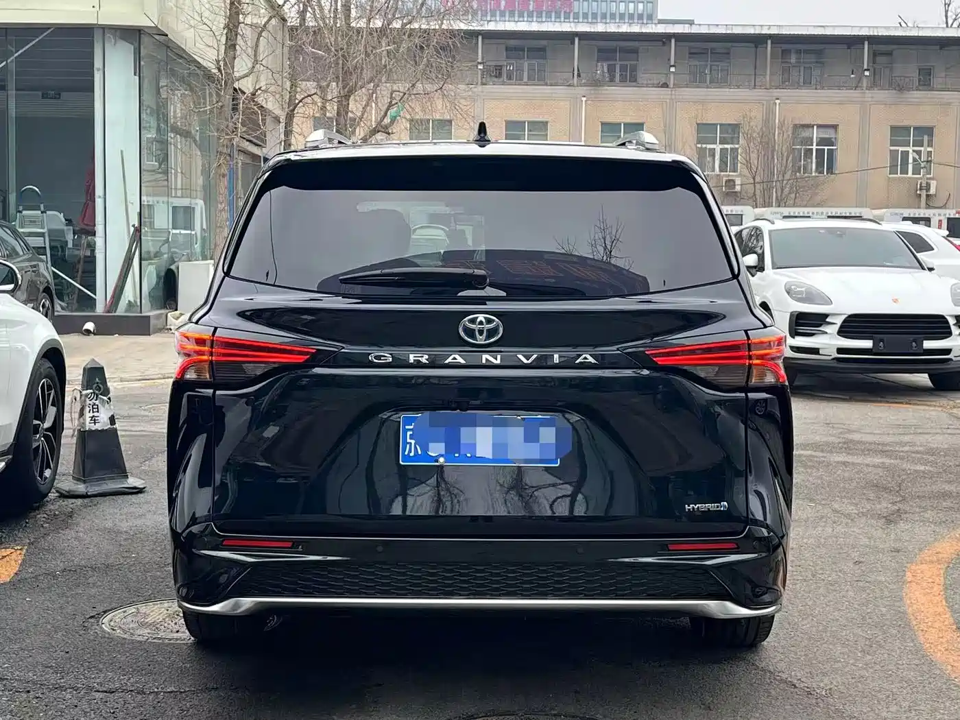 Toyota Granvia 2022 Model Year 2.5L Hybrid Flagship Edition фото 5
