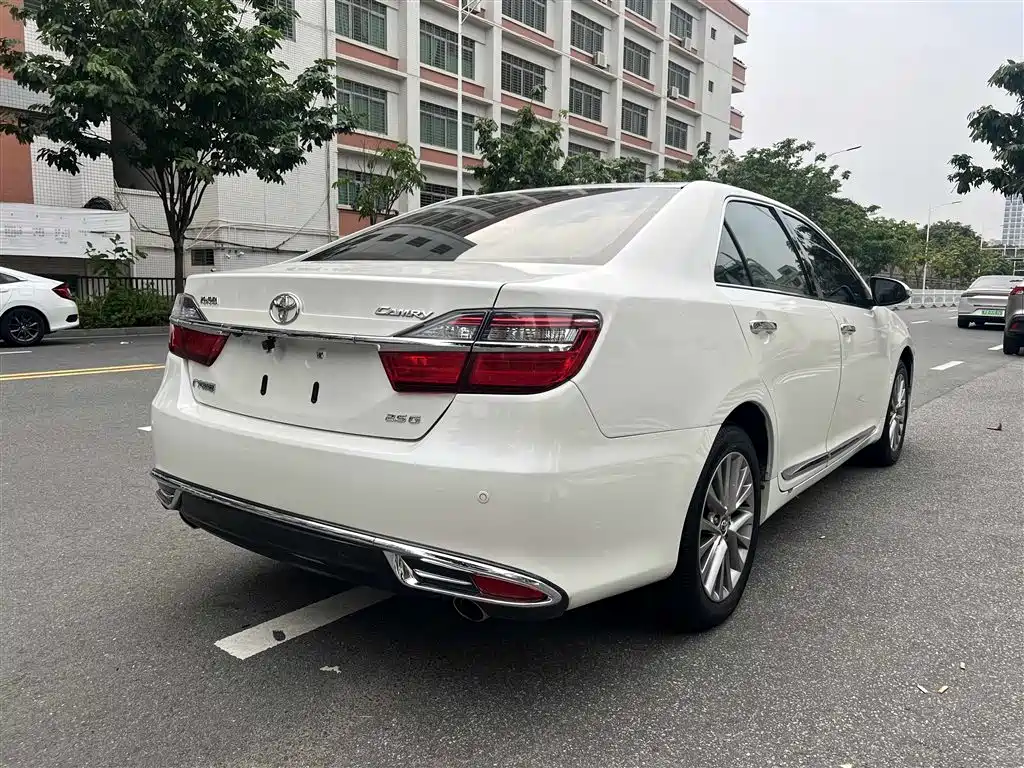 Toyota Camry 2016 2.5G 10th Anniversary Luxury Navigation Edition фото 8