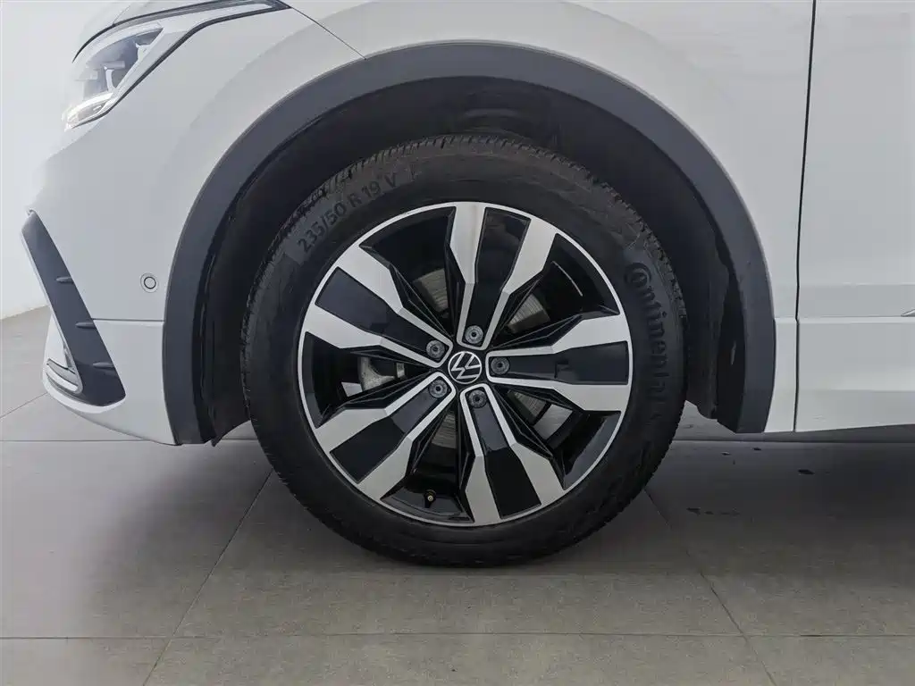 Volkswagen Tiguan L 2024 330TSI Automatic 2WD R-Line Premium Enjoyment Edition фото 17