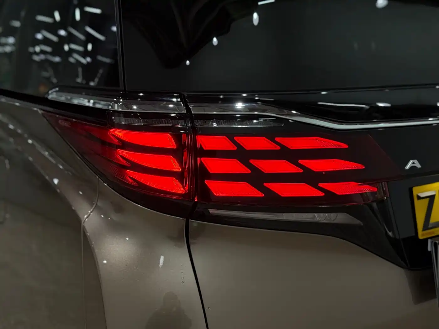 Toyota Alphard 2025 Hybrid 2.5L Prestige Gold Edition фото 24