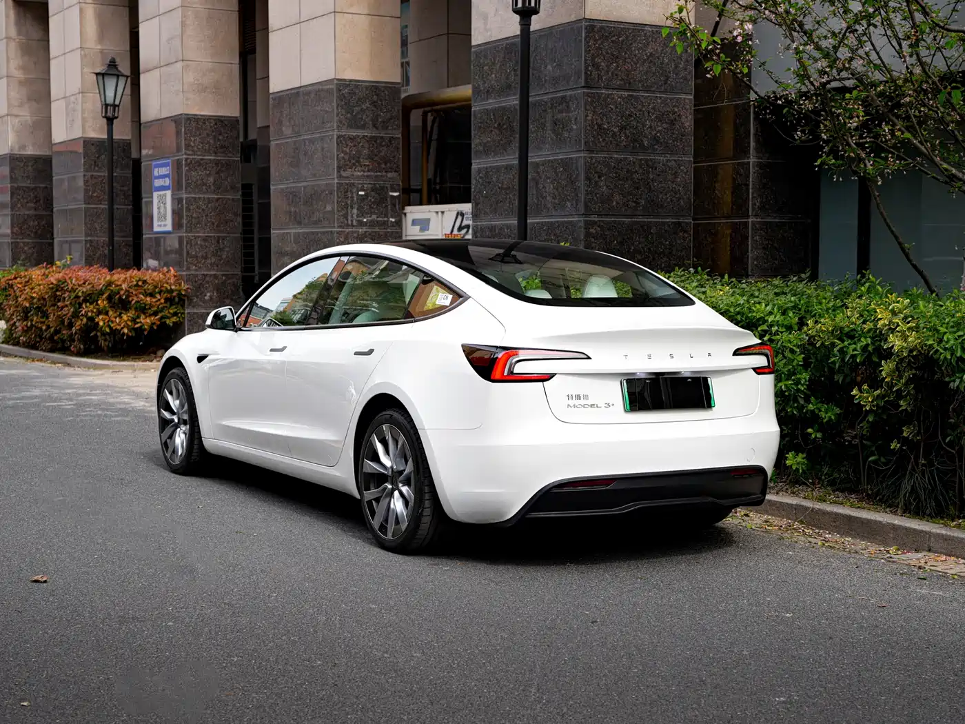 TESLA MODEL 3
