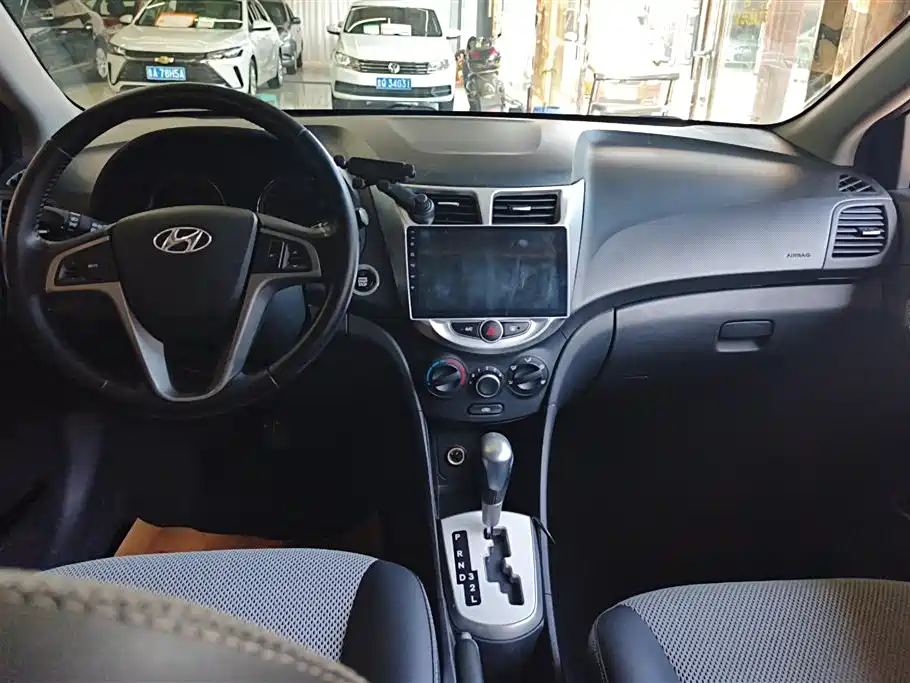 Hyundai Reina 2014 Model 1.6L Automatic TOP фото 12