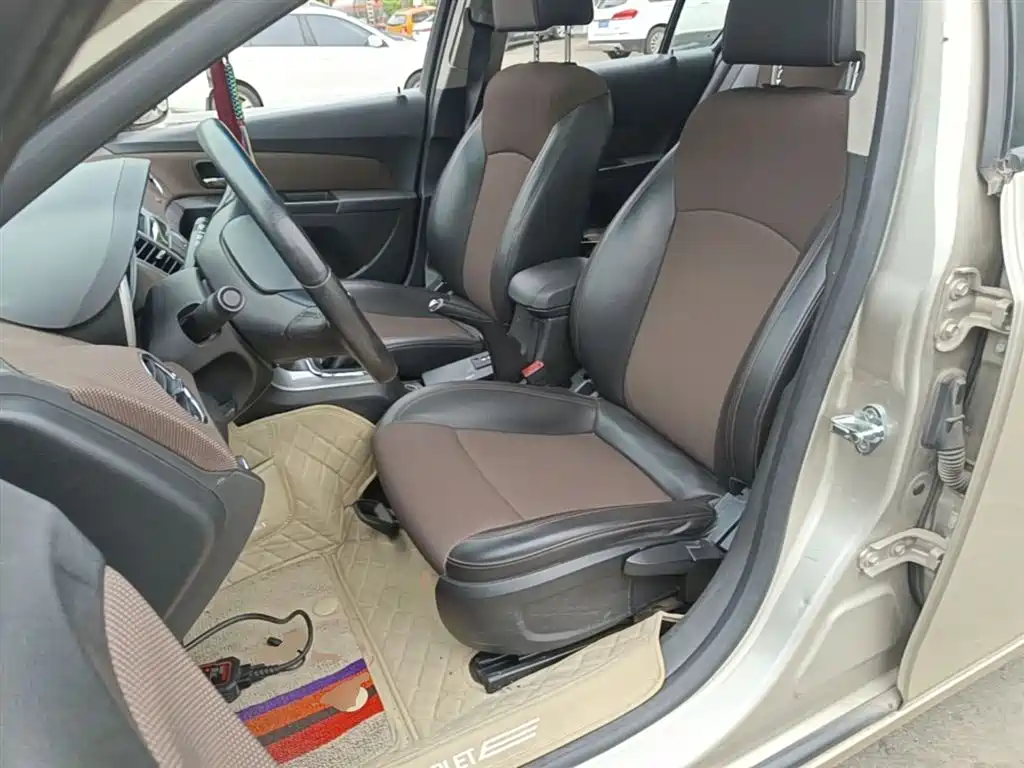 Chevrolet Cruze 2013 Hatchback 1.6L Manual Luxury фото 15