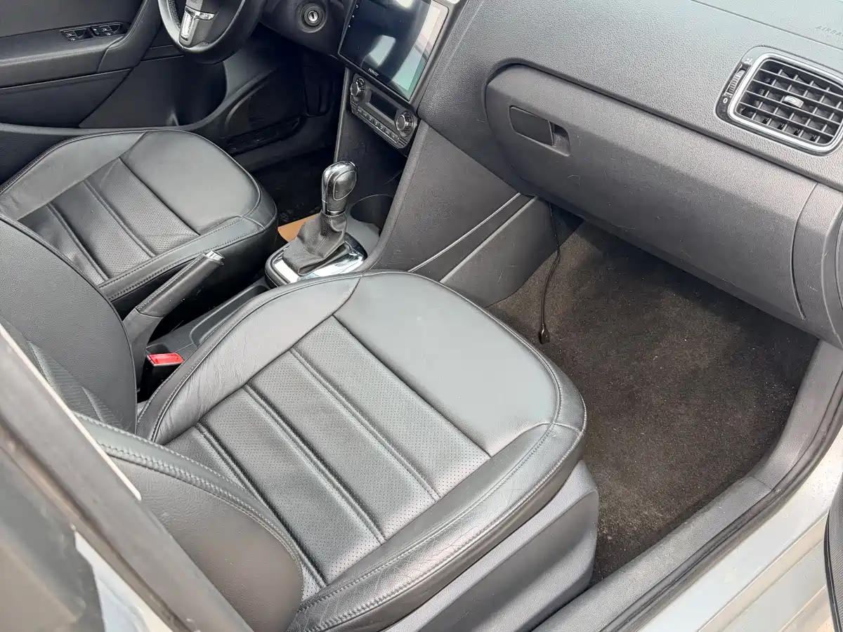 Volkswagen Polo 2011 1.4L Automatic Cool Edition фото 9