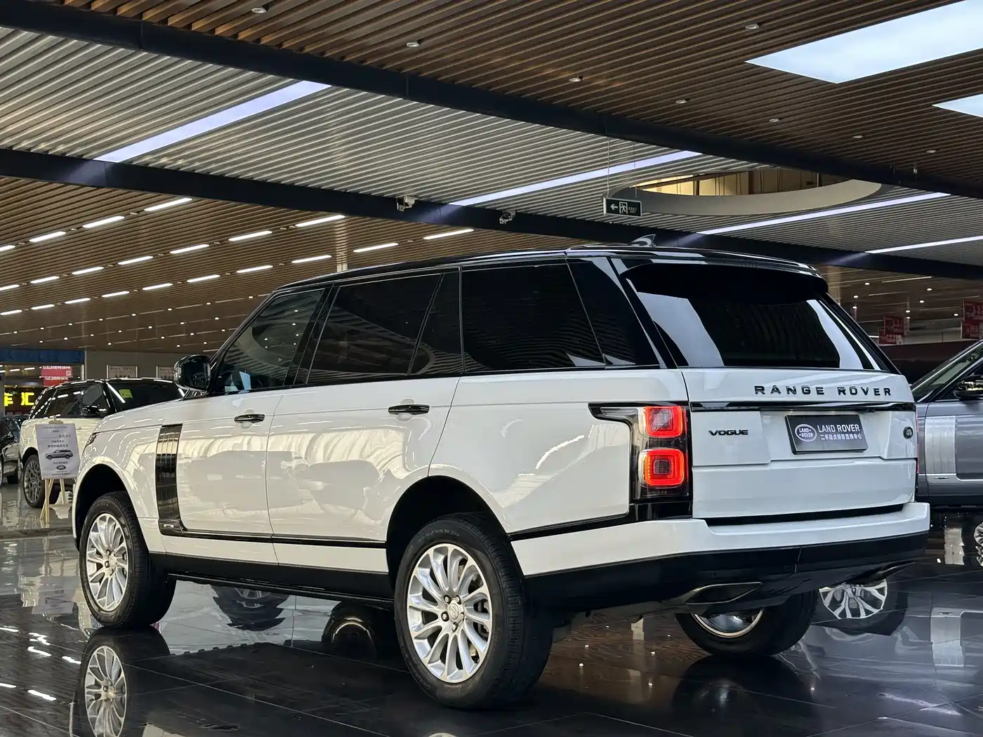 Land Rover Range Rover 2018 3.0 SC V6 Vogue Heritage Extended Edition фото 5