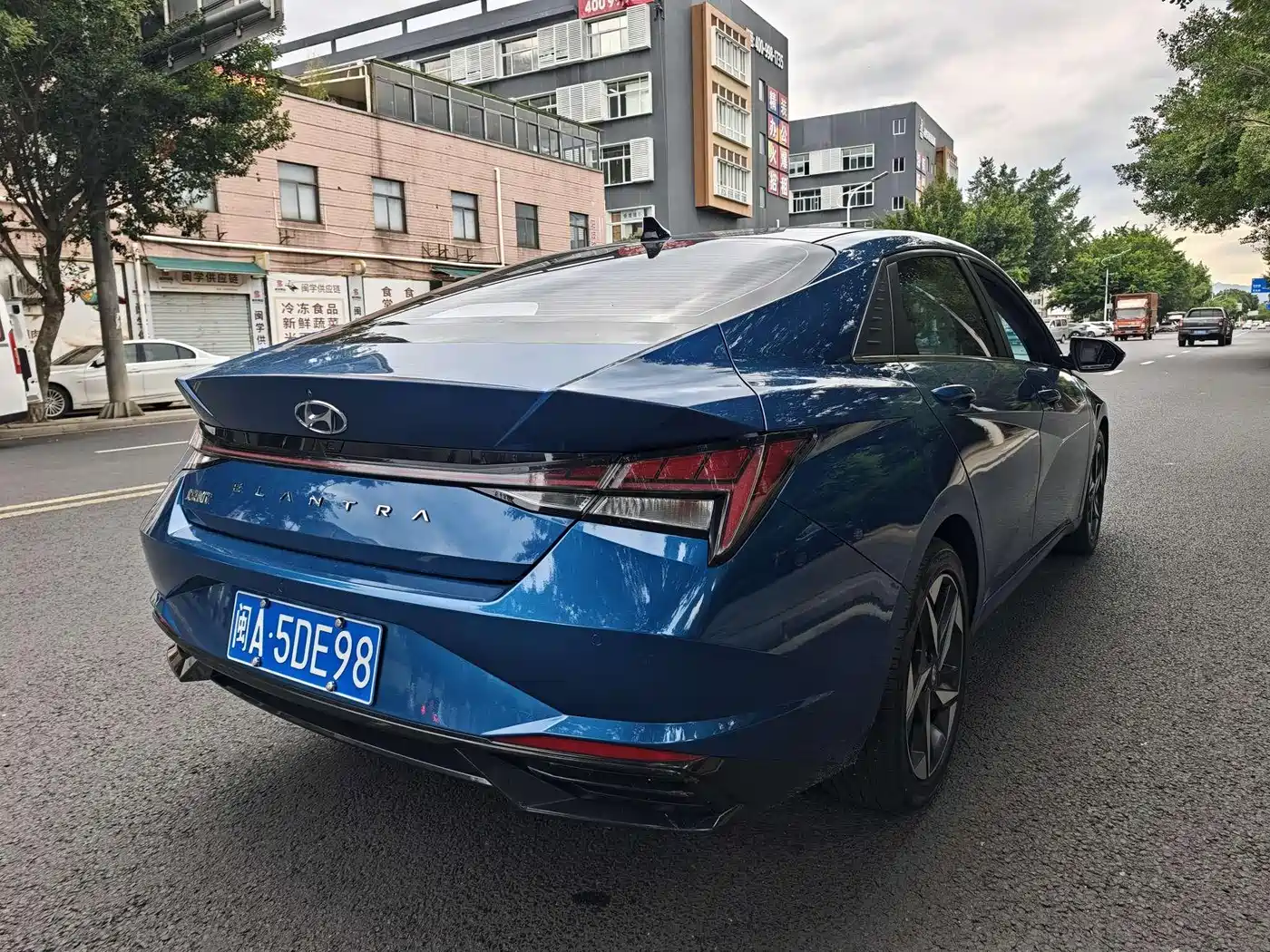 Hyundai Elantra 2021 1.5L CVT LUX Premium Edition фото 13