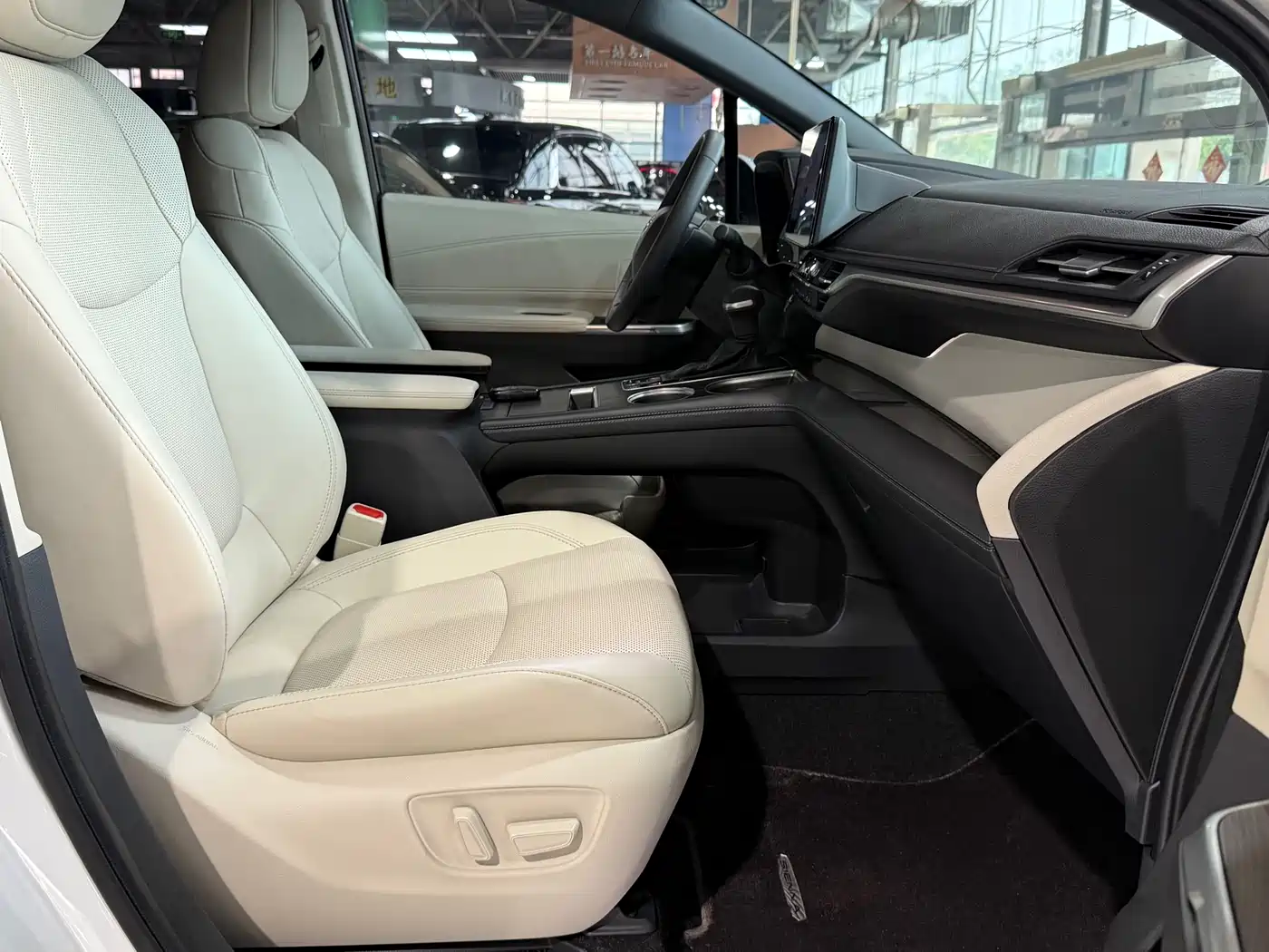 Toyota Sienna 2024 2.5L Hybrid 4WD Premium Edition фото 8