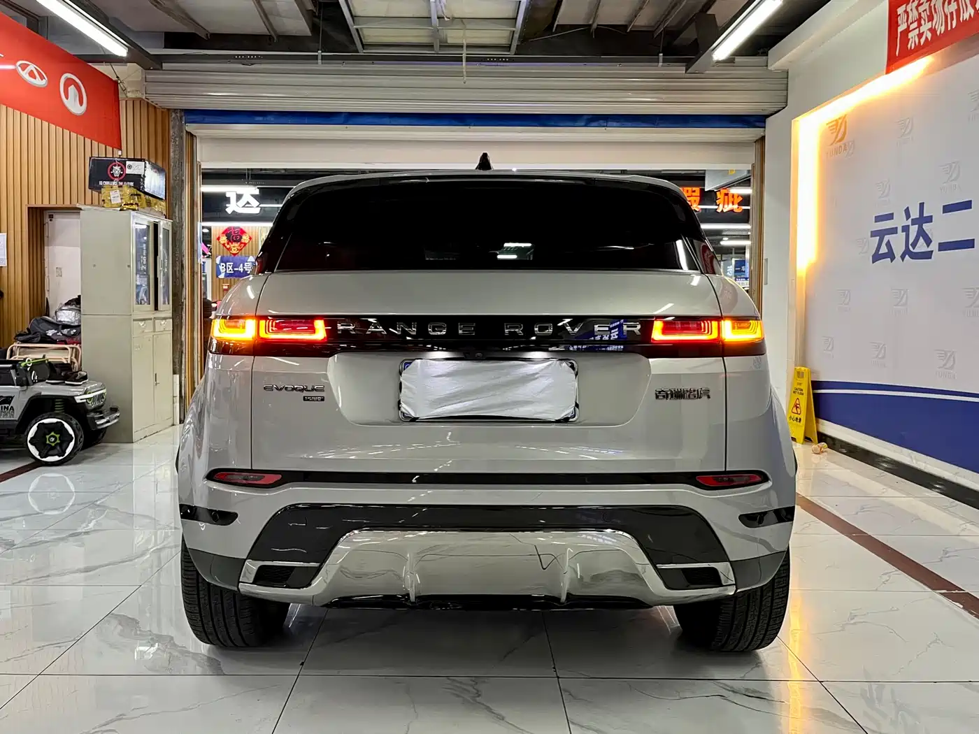 Land Rover Range Rover Evoque 2022 Range Rover Evoque L 249PS R-Dynamic Luxury Edition фото 4