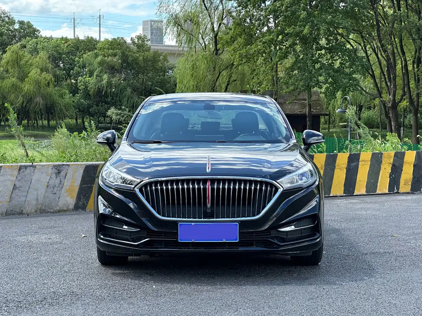 Photo 2 - Hongqi H5