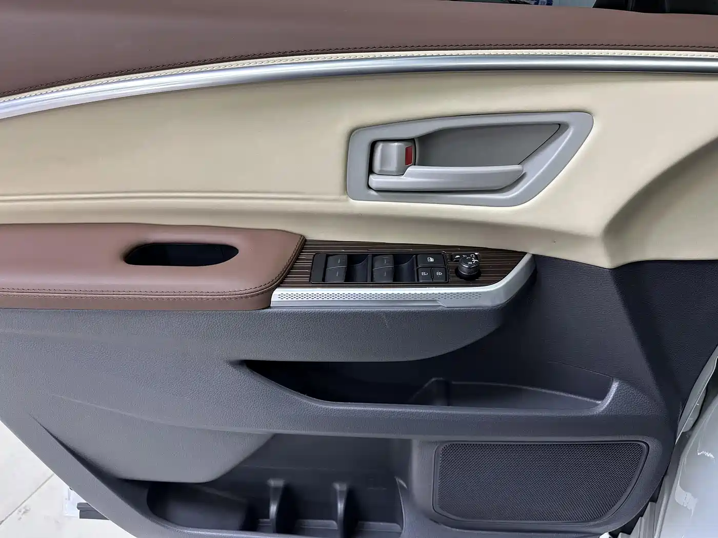 Toyota Sienna 2023 2.5L Hybrid Comfort Edition фото 9