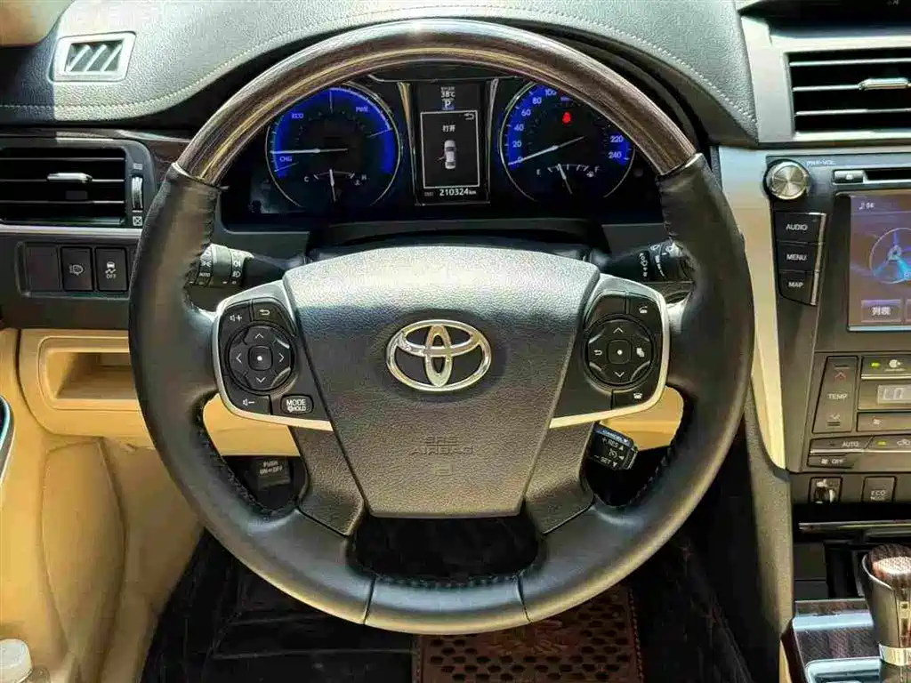 Toyota Camry 2016 Hybrid 2.5HG 10th Anniversary Luxury Navigation Edition фото 6