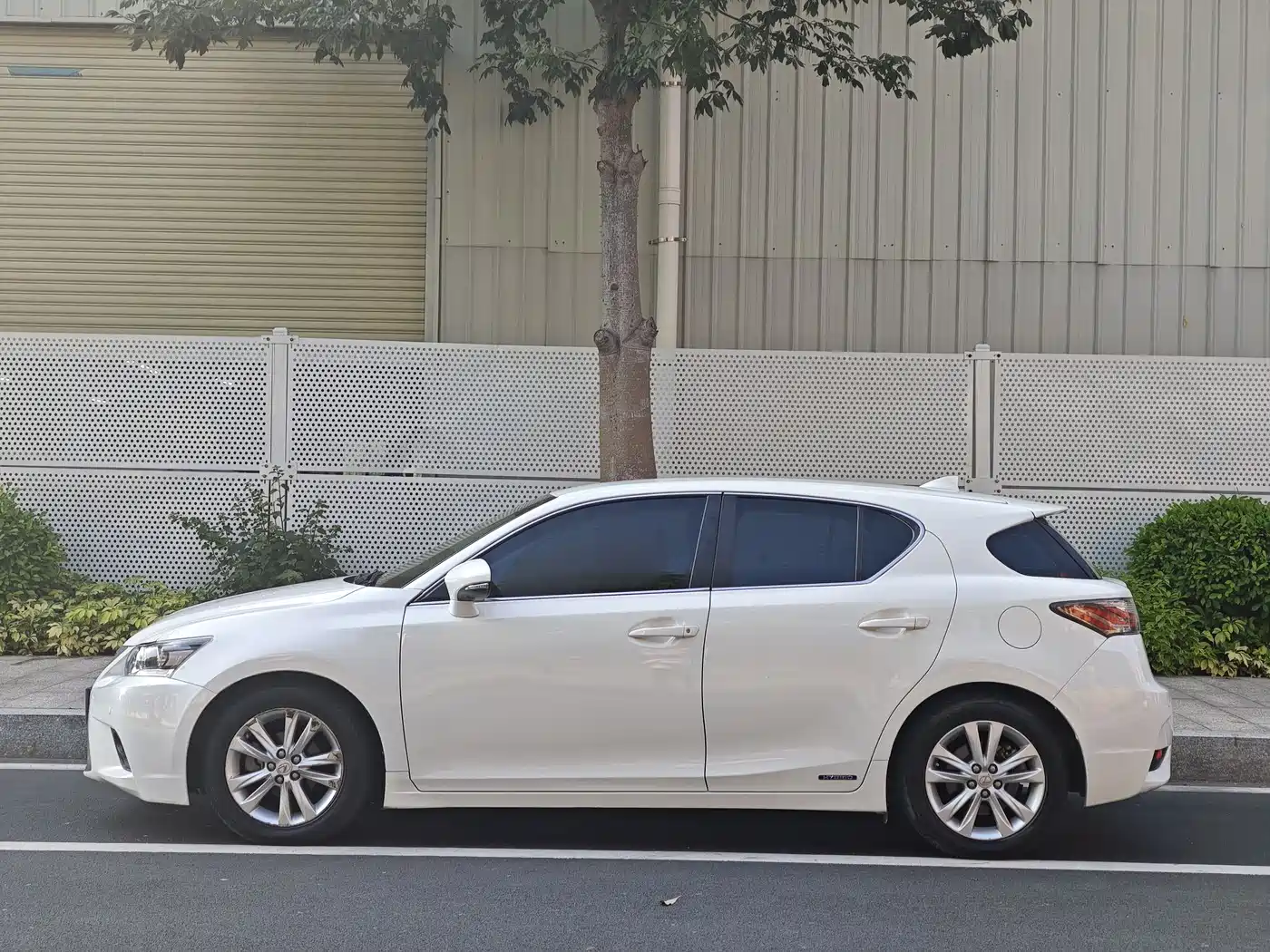Lexus CT 2015 CT200h Dark Knight Edition фото 7