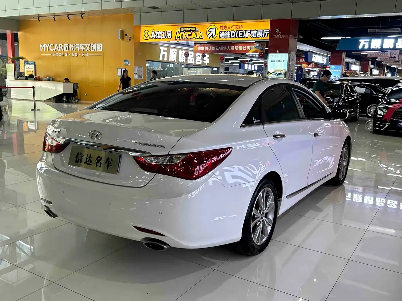 Hyundai Sonata 2014 2.0L Automatic Luxury фото 20