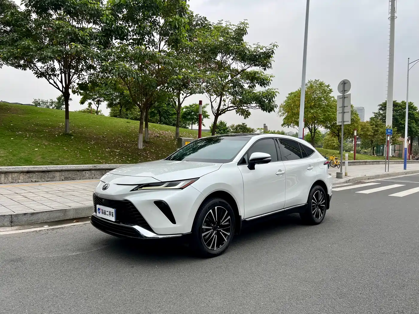 Toyota Venza 2022 2.0L CVT 2WD Premium фото 24
