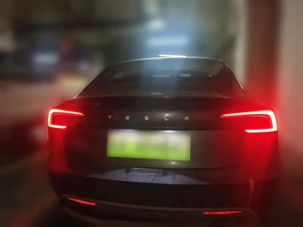 TESLA MODEL 3