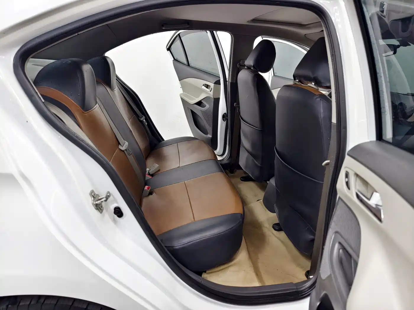 Chevrolet Sail 2015 Sail 3 1.5L AMT Happiness Sunroof Edition фото 16
