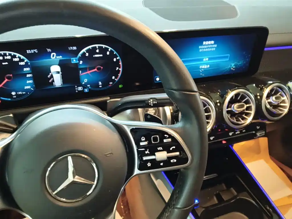 MERCEDES-BENZ GLB