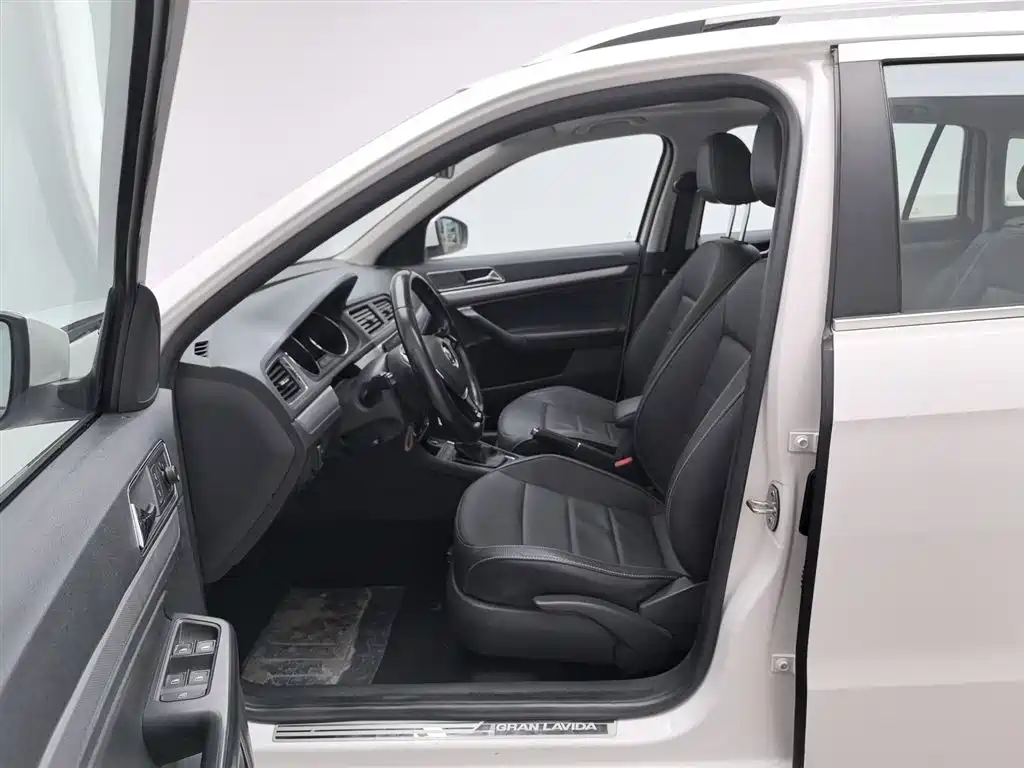 Volkswagen Lavida Tour 2015 1.6L Automatic Comfort Edition фото 10