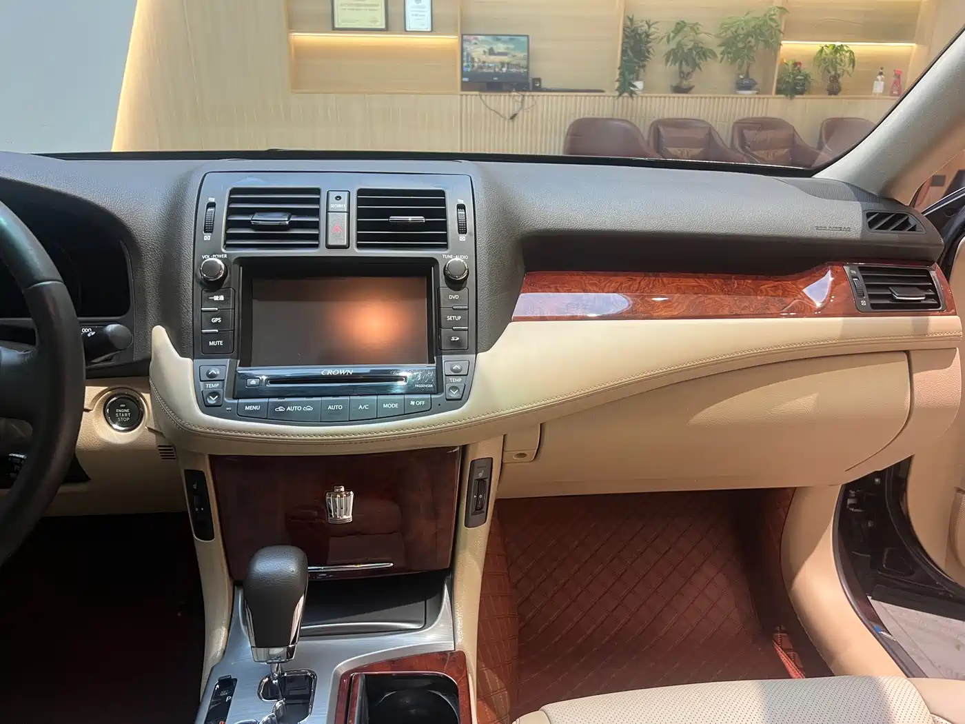 Toyota Crown 2012 2.5L Royal Navigation Edition фото 26